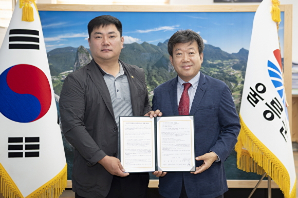 남한권 울릉군수(오른쪽)가 LP가스 가격 안정화를 위해 울릉에너지협동조합과 해상운송비 지원 협약을 체결하고 기념사진을 찍고 있다. [사진=울릉군청]