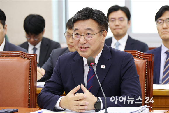 윤호중 행정안전부 장관 후보자가 18일 서울 여의도 국회에서 열린 국회 행정안전위원회 윤호중 행정안전부 장관 후보자 인사청문회에서 질의에 답변하고 있다. [사진=곽영래 기자]
