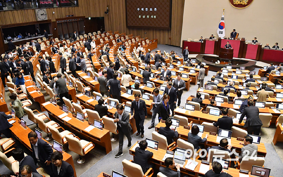 윤상현 국민의힘 의원이 20일 서울 여의도 국회에서 열린 본회의에서 윤석열&middot;김건희에 의한 내란&middot;외환 및 국정농단 행위의 진상규명을 위한 특별검사 임명 등에 관한 법률 일부개정법률안에 대해 무제한토론(필리버스터)에 돌입하자 더불어민주당 의원들이 퇴장하고 있다. [사진=곽영래 기자]