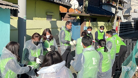 대구도시개발공사 청아람봉사단원들이 연탄을 배달하고 있다. [사진=대구도시개발공사]