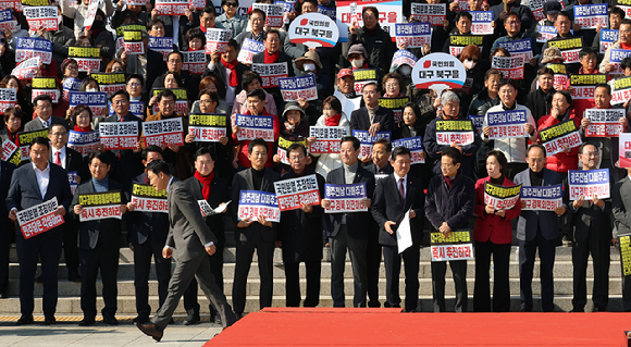  4일 서울 여의도 국회 본관 앞 계단에서 열린 '대구경북행정통합특별법 통과 촉구 대구경북 결의대회'에서 장동혁 대표(아랫줄 왼쪽 아래)가 발언을 마치고 이석하고 있는 가운데 참석자들이 구호를 외치며 이동하는 장 대표를 바라보고 있다. 2026.3.4 [사진=연합뉴스]