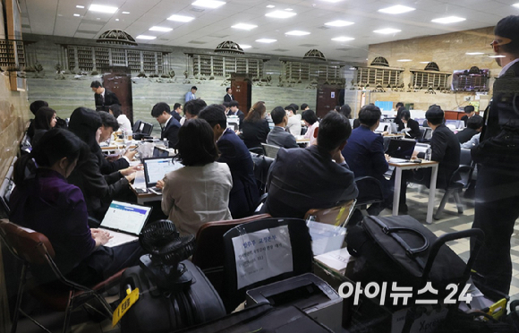 집권 2년차를 맞은 이재명 정부의 국정감사가 막을 올린 6일 서울 여의도 국회에서 피감기관 관계자들이 답변 준비로 분주하다. [사진=곽영래 기자]
