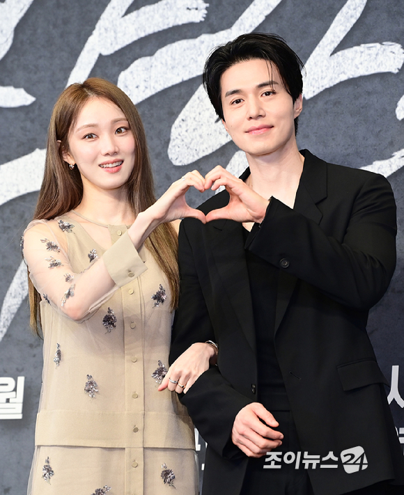 배우 이성경과 이동욱이 14일 오후 서울 영등포구 더링크 호텔에서 열린 JTBC 새 금요시리즈 '착한 사나이' 제작발표회에 참석하고 있다. [사진=정소희 기자]