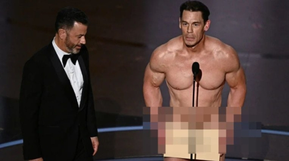 배우 존 시나가 10일(현지시각) 미 캘리포니아주 로스앤젤레스의 돌비극장에서 열린 제96회 아카데미 시상식에서 의상상을 발표하기 위해 알몸으로 등장해 주요 부위를 가린 채 무대에 서 있는 모습. [사진=CNN]