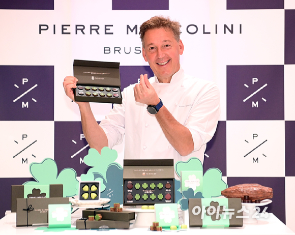 벨기에 초콜릿 브랜드 피에르 마르콜리니(Pierre Marcolini)가 수능을 앞둔 한국 수험생을 위한 시즌 한정 초콜릿 '그랑 클로버 셀렉션'을 출시한 가운데 16일 신세계백화점 강남점 스위트파크 내 피에르 마르콜리니 매장에서 브랜드 파운더 피에르 마르콜리니가 제품을 들고 포즈를 취하고 있다. [사진=정소희 기자]