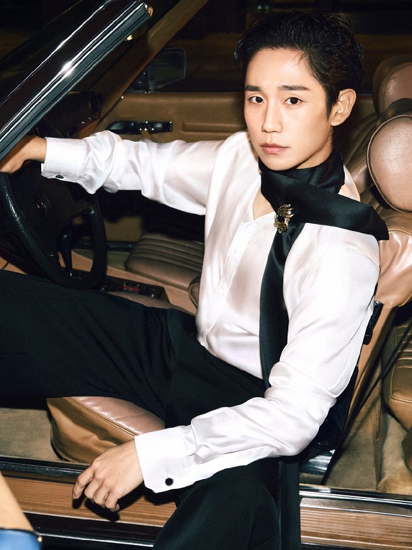 배우 정해인이 브랜드 화보 촬영에서 포즈를 취하고 있다. [사진=돌체앤가바나]