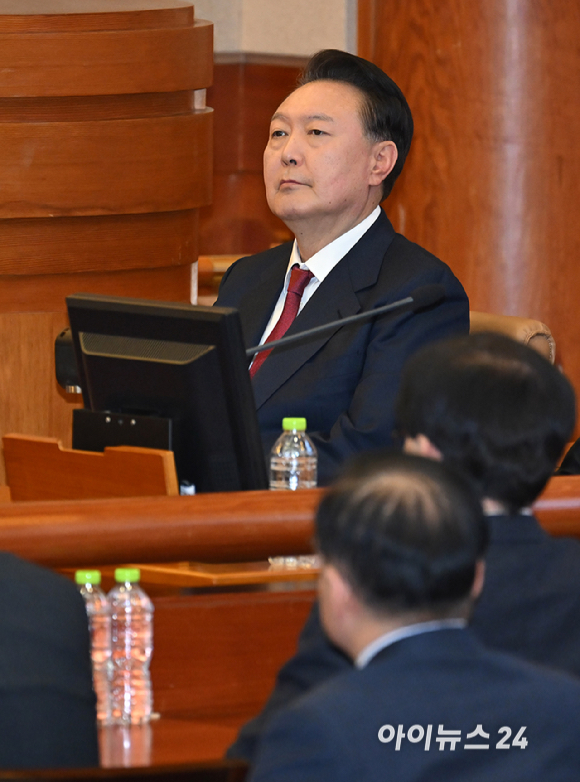 윤석열 대통령이 23일 서울 종로구 헌법재판소에서 열린 탄핵심판 4차 변론에 출석하고 있다. [사진=사진공동취재단]