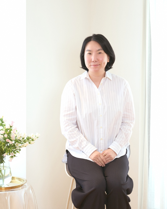 넷플릭스 예능 '유재석 캠프' 이소민 PD가 29일 서울 모처에서 열린 인터뷰에서 포즈를 취하고 있다. [사진=넷플릭스]