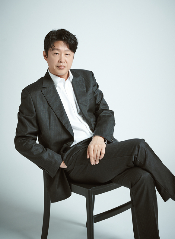 배우 김희원이 인터뷰에 앞서 사진촬영을 하고 있다. [사진=월트 디즈니컴퍼니 코리아]