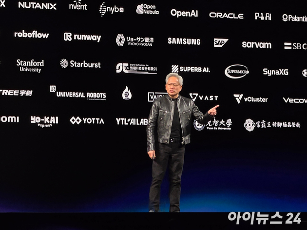 젠슨 황 엔비디아 CEO가 1일 타이베이 뮤직센터에서 기조 연설을 하고 있다. [사진=황세웅 기자]