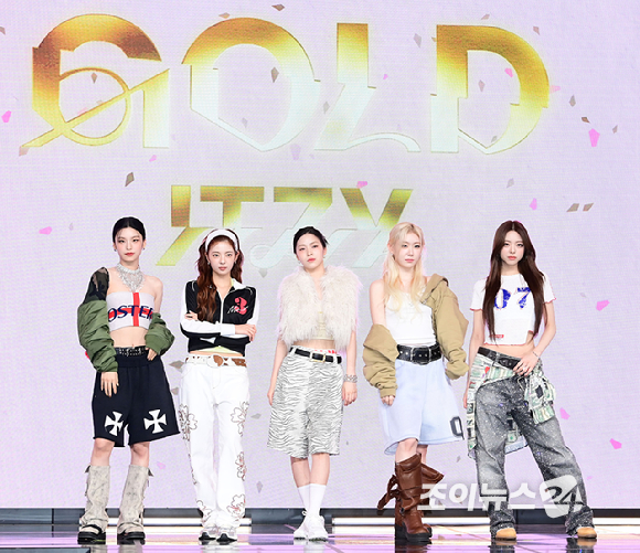 그룹 ITZY(있지)가 15일 오후 서울 영등포구 콘래드 서울에서 열린 새 미니 앨범 'GOLD(골드)' 발매 기념 기자간담회에 참석하고 있다. [사진=정소희 기자]