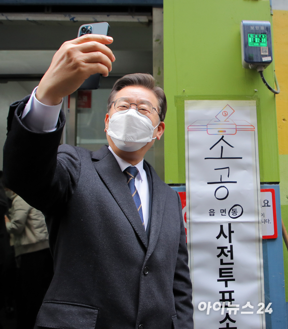 이재명 더불어민주당 대선후보가 4일 오전 서울 중구 소공동 주민센터에서 제20대 대통령 선거 사전투표를 마친 뒤 인증샷을 남기고 있다. [사진=국회사진취재단]