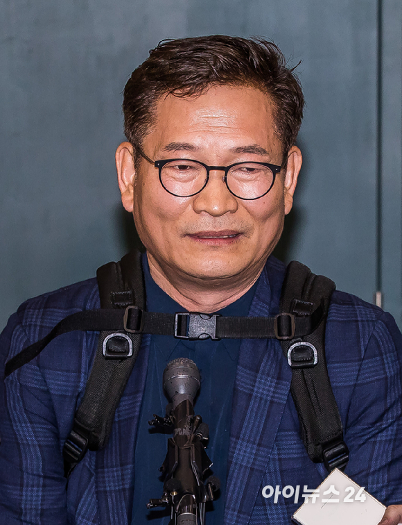 '2021년 전당대회 돈 봉투 의혹' 핵심 당사자로 꼽히는 송영길 전 더불어민주당 대표가 24일 오후 인천국제공항을 통해 귀국해 입장을 밝히고 있다. [사진=아이뉴스24 포토DB]