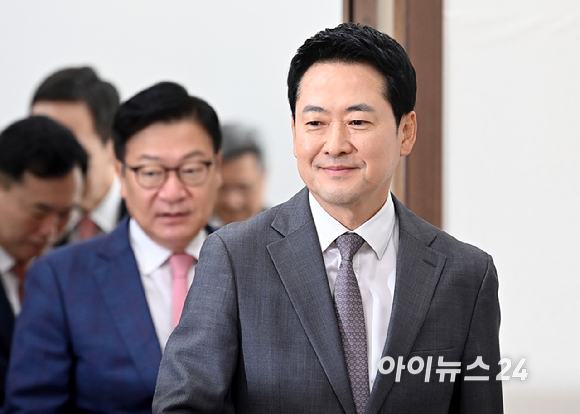 장동혁 국민의힘 당대표가 14일 서울 여의도 국회에서 열린 최고위원회의에 참석하고 있다. [사진=곽영래 기자]