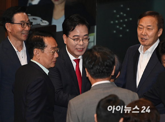 송언석 국민의힘 원내대표가 10일 서울 여의도 국회 본회의에서 교섭단체 대표 연설을 마친 뒤 동료 의원들과 인사를 하고 있다. [사진=곽영래 기자]