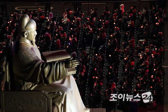 방탄소년단(BTS)이 21일 오후 서울 광화문 광장에서 정규 5집 '아리랑(ARIRANG)' 앨범 발매를 기념해 컴백 무대를 선보이고 있다. [사진=사진공동취재단]