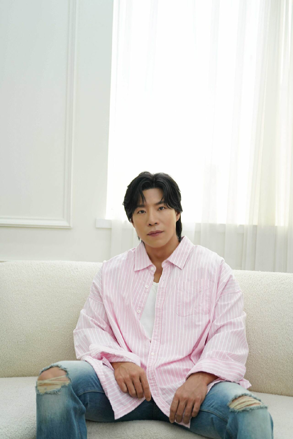 배우 태원석이 JTBC 토일드라마 '굿보이' 종영 인터뷰에 앞서 포즈를 취하고 있다. [사진=스토리제이컴퍼니]