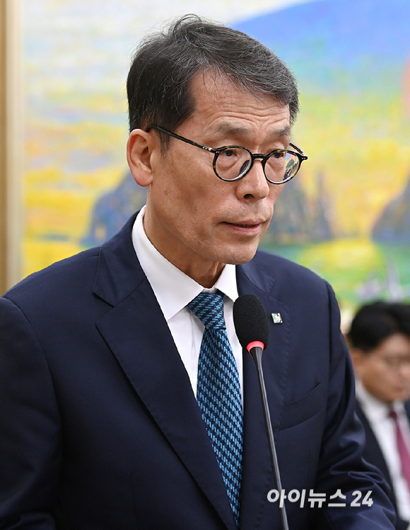 김성태 중소기업은행장이 20일 서울 여의도 국회 정무위원회에서 열린 금융위원회 등에 대한 국정감사에서 업무보고를 하고 있다. [사진=곽영래 기자]