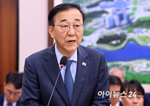 김윤덕 국토교통부 장관이 11일 서울 여의도 국회에서 열린 국토교통위원회 전체회의에서 업무보고를 하고 있다. [사진=곽영래 기자]