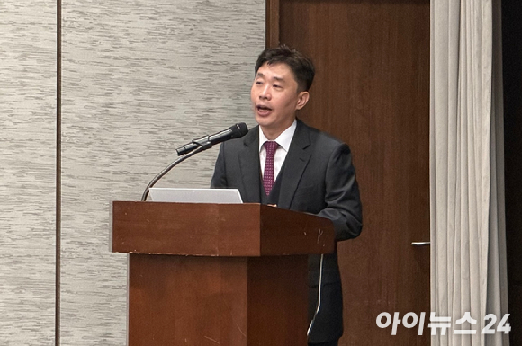 김병필 KAIST 교수는 23일 서울 중구 은행회관에서 열린 개인정보보호위원회 'AI 프라이버시 민&middot;관 정책협의회' 2차 전체회의에서 '에이전틱 AI의 프라이버시 이슈'를 주제로 발제하고 있다. [사진=최효경 기자]