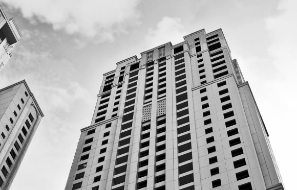 울산 한 고층 아파트에서 20대 남성이 추락해 사망했으며 그 밑을 지나던 10대 보행자 2명도 다쳤다. 본 기사와 무관한 이미지. [사진=픽사베이@Sangeeth_n]