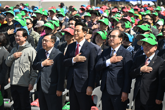 오세훈 서울시장이 11일 서울 영등포구 여의도공원에서 열린 '2025년 동행서울 누리축제'에서 기념사를 하고 있다. [사진=서울시]