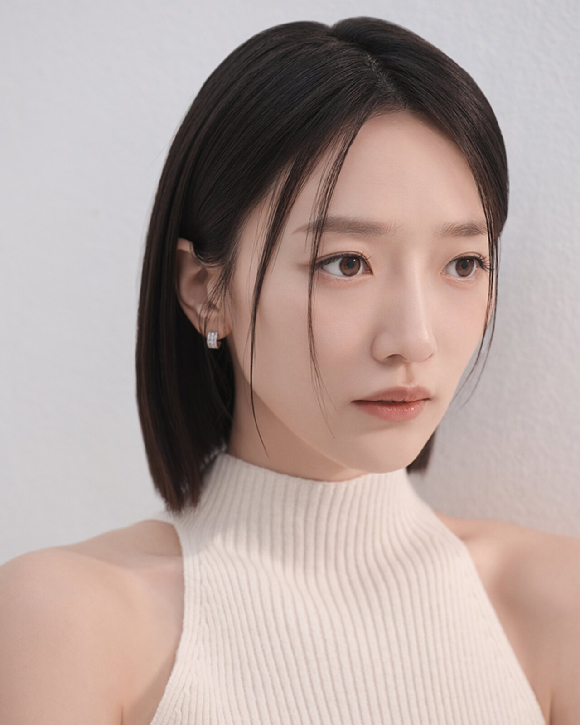 배우 표예진이 프로필 촬영에서 포즈를 취하고 있다. [사진=시크릿이엔티]