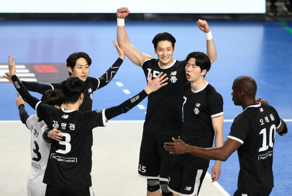 현대캐피탈 선수들이 28일 열린 한국전력과 남자부 플레이오프 3차전 도중 공격 득점을 올린 뒤 환호하고 있다. [사진=발리볼코리아닷컴]