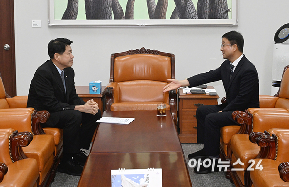 한병도 더불어민주당 당대표 직무대행 겸 원내대표와 김준형 조국혁신당 당대표 권한대행 겸 원내대표가 21일 오전 서울 여의도 국회에서 '윤석열&middot;김건희에 의한 내란&middot;외환 및 국정농단 행위의 진상규명을 위한 특별검사 임명 등에 관한 법률 개정안(특검법)'에 관한 본회의 필리버스터 관련 논의를 위해 회동하고 있다. [사진=곽영래 기자]
