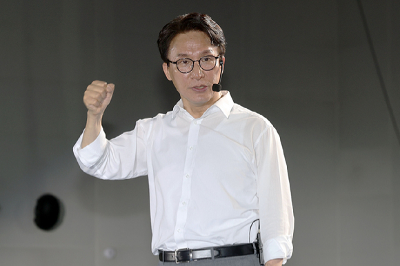 김민석 더불어민주당 당 대표 후보가 3일 전남광주 서구 김대중컨벤션센터에서 열린 '선택 김민석! 전남&middot;광주 당원 필승 결의대회'에서 단상에 올라 발언하고 있다 [사진=연합뉴스]
