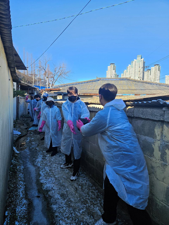 산림청(청장 김인호) 봉사동호회 '나눔을 바르는 사람들'은 5일 대전 대덕구 덕암동에서 장애인가구 등 지역 소외계층에 연탄 1200장을 전달하고 기념사진을 촬영하고 있다. [사진=산림청]