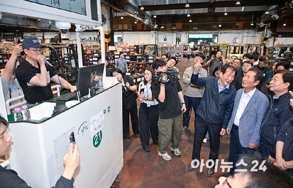 정청래 더불어민주당 대표가 25일 추석맞이 물가점검을 위해 서울 송파구 가락동 농수산물도매시장을 방문하고 있다. 왼쪽부터 문영표 서울시농수산식품공사 사장, 정 대표, 송미령 농림축산식품부 장관, 전현희 더불어민주당 최고위원. [사진=국회사진기자단]