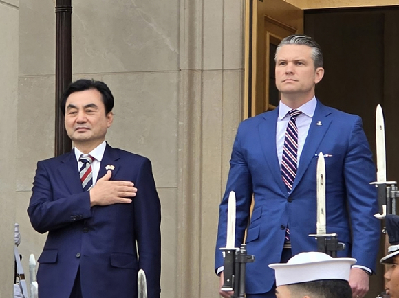 안규백 국방부 장관(왼쪽)과 피트 헤그세스 미 국방부(전쟁부) 장관이 11일(현지시간) 미국 워싱턴DC 인근 국방부 청사에서 회담하기에 앞서 양국 국가연주 등 의식에 참석하고 있다. 2026.5.11 [사진=연합뉴스/공동취재단]