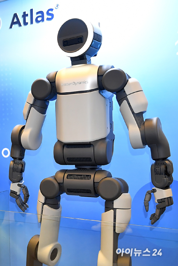 4일 오전 서울 강남구 코엑스에서 열린 2026 스마트공장&middot;자동화산업전(AW2026)에서 현대자동차그룹 계열사 보스턴다이내믹스의 휴머노이드 로봇 '아틀라스'의 양산형 모델이 일반을 대상으로 공개되고 있다. [사진=곽영래 기자]