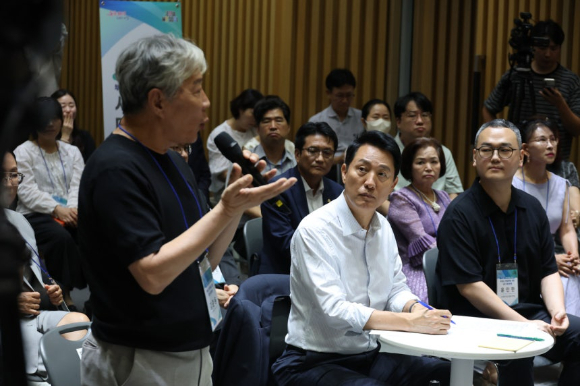 오세훈 서울시장이 6일 서울시청에서 열린 &lsquo;부동산 정상화를 위한 시민 대토론회&rsquo;에서 참석자의 발언을 경청하고 있다. [사진=연합뉴스]
