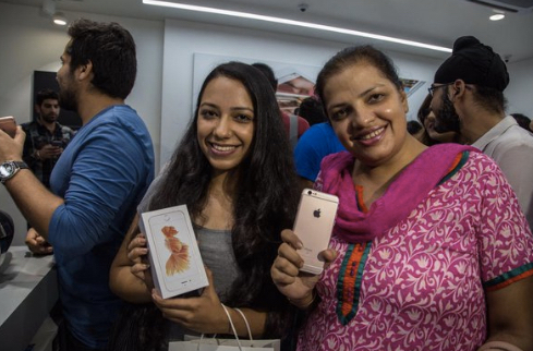 '아이폰'을 구입한 인도 고객들 [사진=팀 쿡 CEO 트위터]