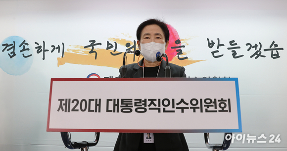 신용현 대통령직인수위원회 대변인이 지난 21일 서울 종로구 통의동 인수위 기자회견장에서 정례브리핑을 하고 있다. [사진=인수위사진기자단]