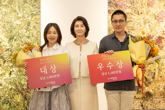 호반문화재단 전국청년작가 미술공모전 ‘2025 H-EAA’ 시상식에서 우현희 호반문화재단 이사장이 수상 작가들이 기념 촬영을 하고 있다. 사진 왼쪽부터 신민정 작가, 우현희 호반문화재단 이사장, 오른쪽 나광호 작가. [사진=호반그룹]