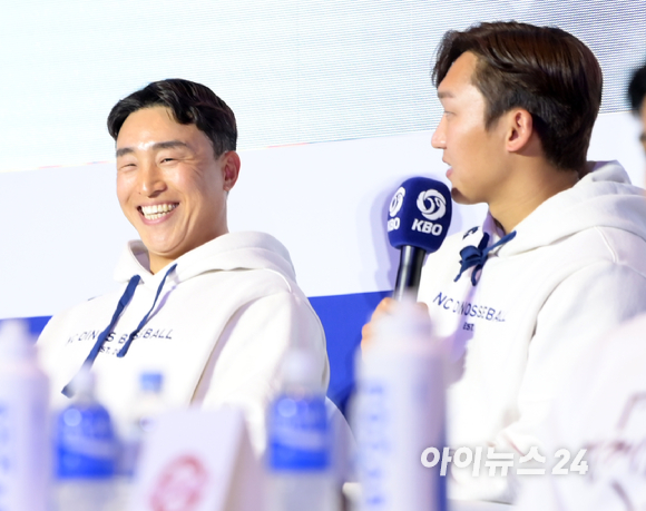 30일 오후 서울 한남동 그랜드하얏트서울 그랜드볼룸에서 열린 2023 KBO 미디어데이에 NC 손아섭, 구창모가 참석하고 있다. [사진=정소희 기자]
