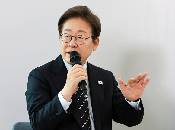 이재명 대통령이 30일 서울 용산 대통령실 파인그라스에서 열린 문화예술계 수상자 간담회에서 발언하고 있다. 2025.6.30 [사진=연합뉴스]