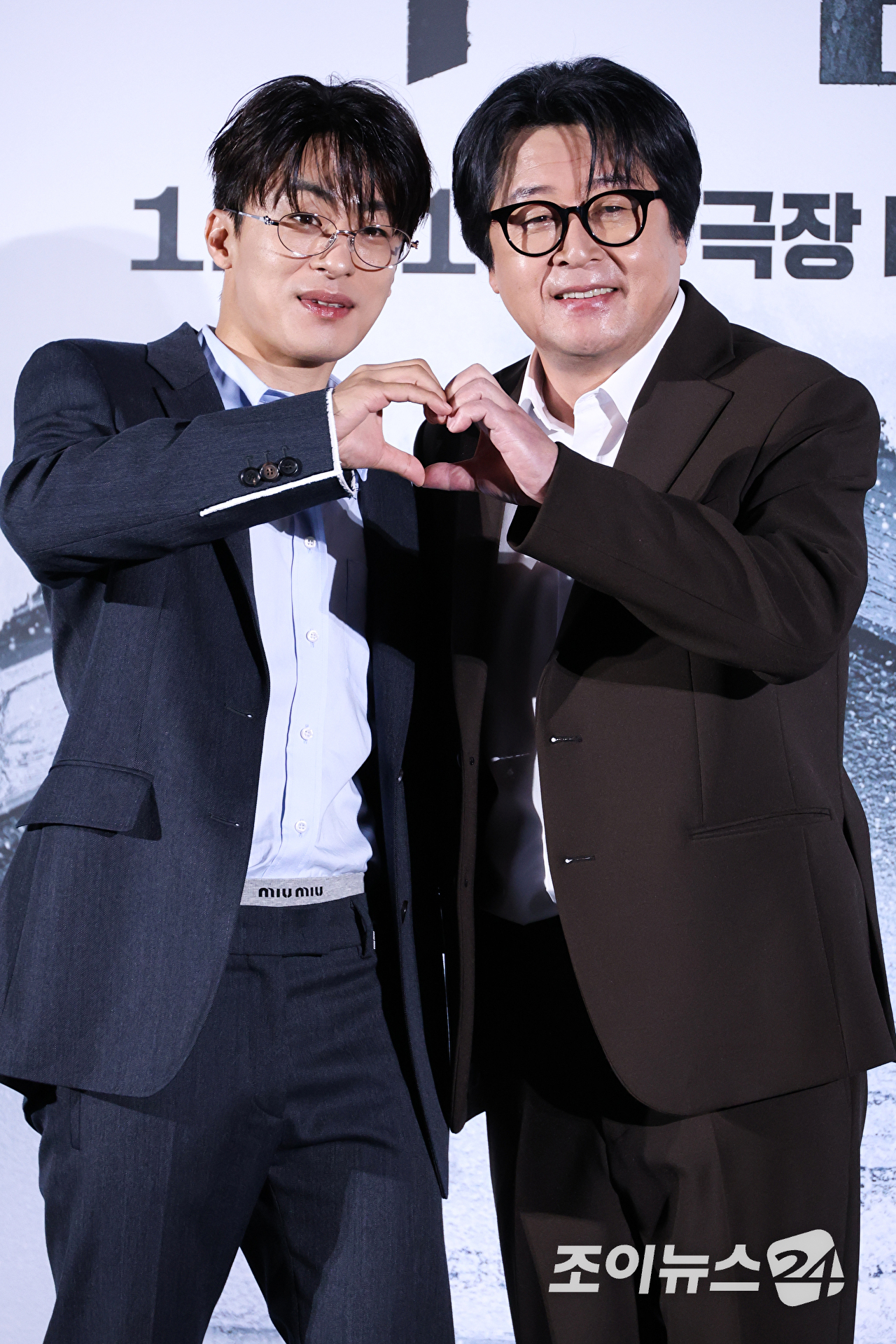 배우 구교환, 김윤석이 30일 오전 서울 용산구 CGV 용산아이파크몰점에서 진행된 영화 '폭설'(감독 홍의정, 박선우) 제작보고회에 참석해 포즈를 취하고 있다. [사진=문수지 기자]
