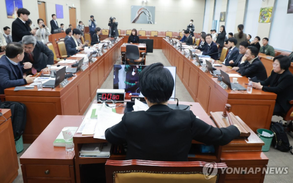 29일 국회에서 열린 과학기술정보방송통신위원회 전체회의에서 최민희 과방위원장이 2025년 국정감사 불출석 및 위증 증인 고발의 건이 가결됐음을 선언하고 있다. [사진=연합뉴스]