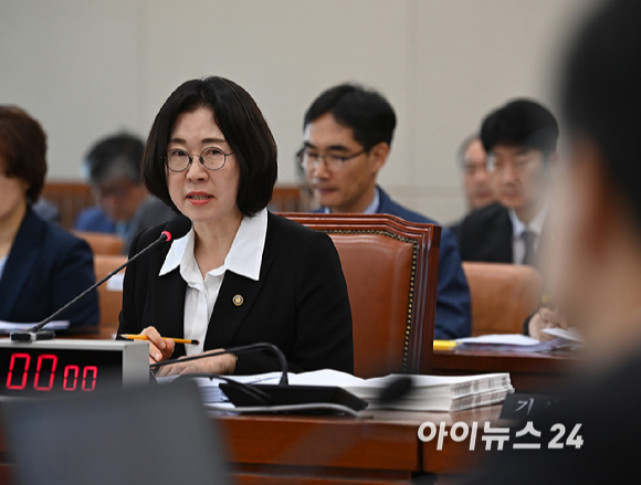 이미선 기상청장이 17일 국회 기후에너지환경노동위원회에서 열린 2025년 국정감사에 출석해 의원 질의에 답변하고 있다. [사진=곽영래 기자]