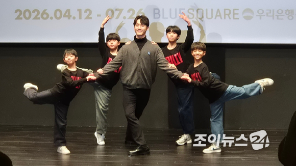 뮤지컬 '빌리 엘리어트' 기자간담회에 참석한 성인 빌리 역의 임선우, 그리고 '4대 빌리' 김승주, 박지후, 김우진, 조윤우 [사진=김양수 기자]