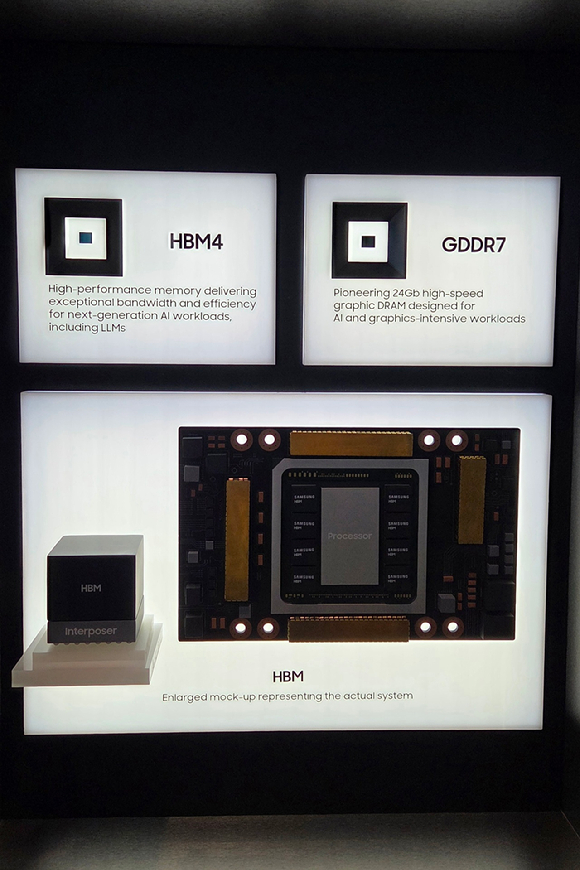 최태원 SK그룹 회장이 28일 APEC CEO 서밋 부대행사로 진행되는 'K-테크 쇼케이스' 부스를 둘러보고 있다. [사진=최란 기자]