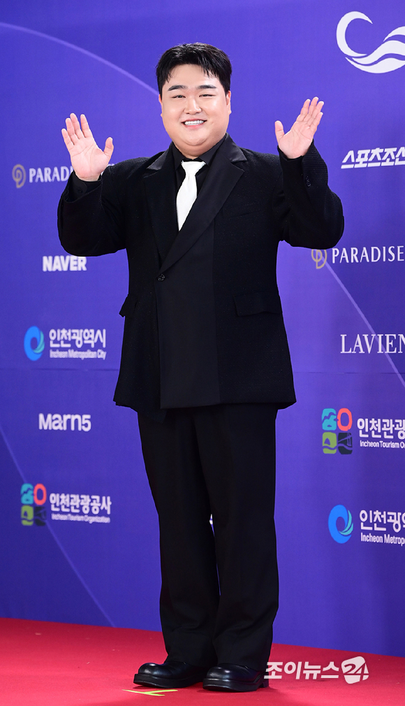 'SNL 코리아 시즌 8' 김규원이&nbsp;31일 오후&nbsp;인천시 영종구 운서동 파라다이스시티에서 열린&nbsp;제5회 청룡시리즈어워즈&nbsp;레드카펫 행사에 참석하고 있다. [사진=정소희 기자]