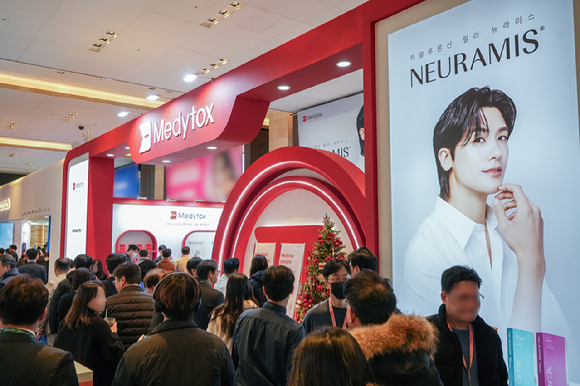 '2025 대한레이저피부모발학회 국제 추계 학술대회'에 참가한 의료 관계자들이 메디톡스 부스를 관람하고 있다. [사진=메디톡스 제공]