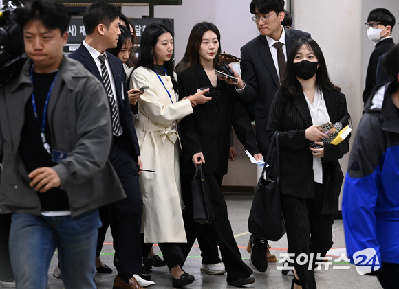 만취 상태로 음주운전을 하다가 사고를 낸 혐의로 재판에 넘겨진 배우 김새론이 5일 오전 서울 서초구 서울중앙지법에서 열린 도로교통법 위반(음주운전ㆍ사고 후 미조치) 혐의 관련 선고공판에 출석한 후 법정을 나서고 있다. 김새론은 1심서 벌금 2천만원을 선고 받았다. [사진=김성진 기자]