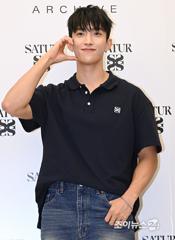세븐틴 도겸이 10일 오전 서울 중구 명동에서 열린 세터(SATUR) 아카이브 명동 매장 오픈 기념 포토월에서 포즈를 취하고 있다. [사진=곽영래 기자]