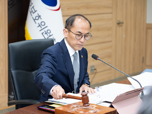 고학수 개인정보보호위원회 위원장이 9일 오후 서울 종로구 정부서울청사에서 개최된 2025년 제8회 개인정보보호위원회 전체회의에서 의사봉을 두드리고 있다. [사진=개인정보보호위원회]